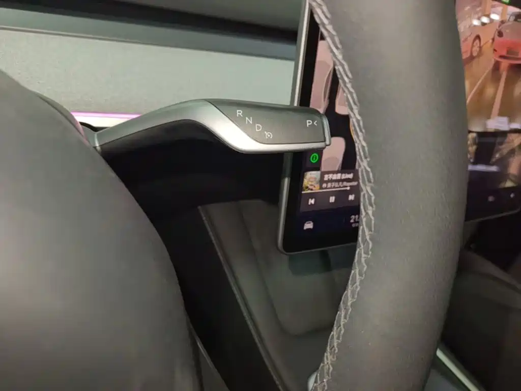 Tesla Model Y — миниатюра 14