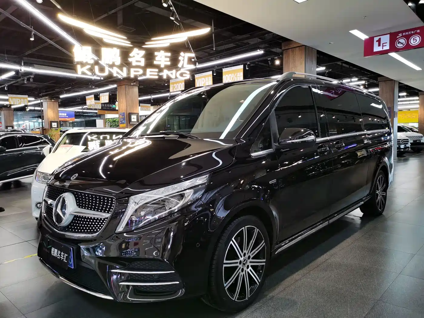 奔驰V级 2021款 V 260 L 长轴距豪华版 2022