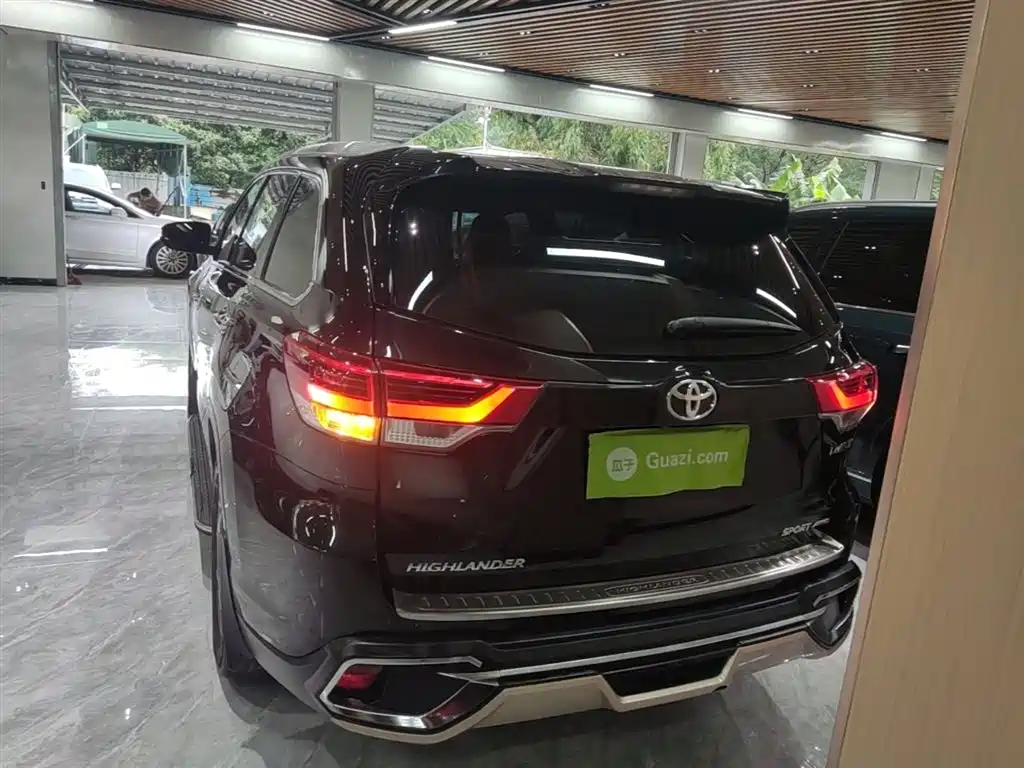 Toyota Highlander 2018 2.0T Luxury 7 мест V