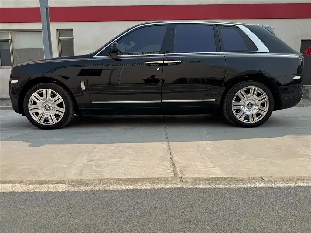 Rolls-Royce Cullinan 2022 мест