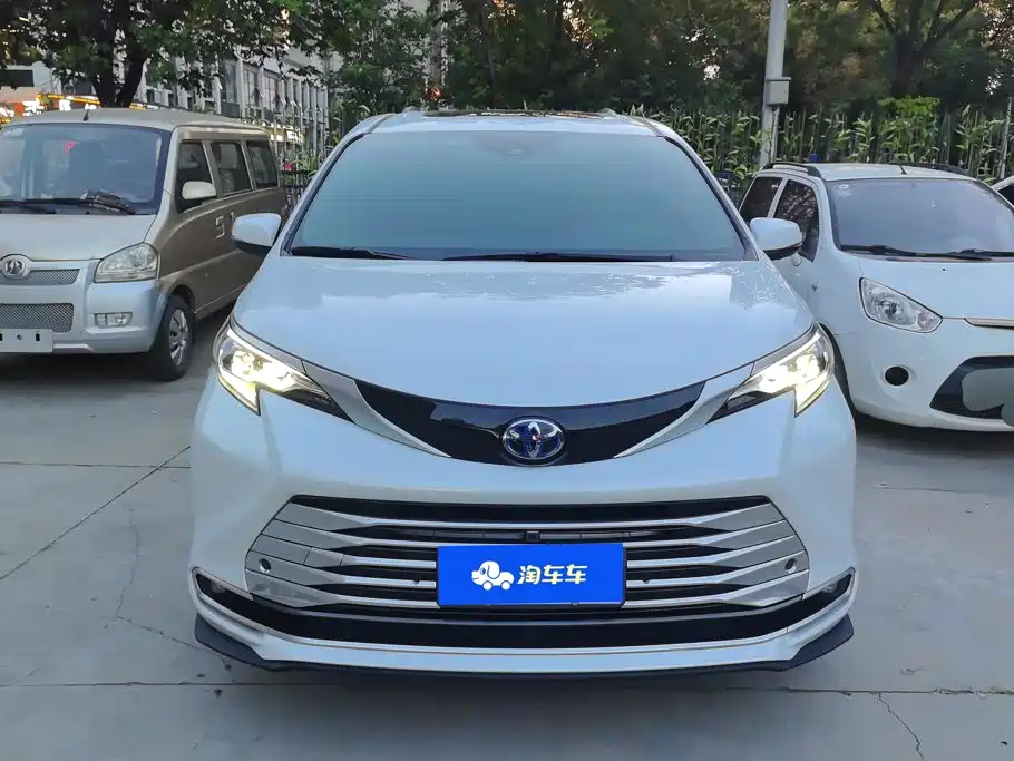 Toyota Sienna — миниатюра 2
