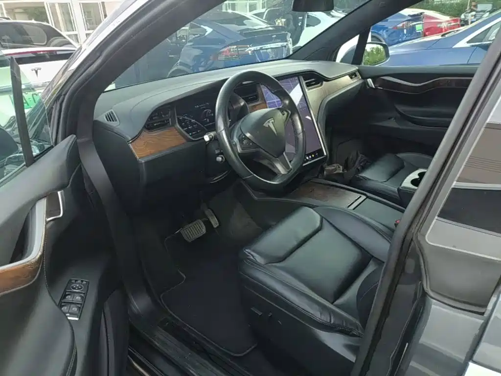 Tesla Model X — миниатюра 16