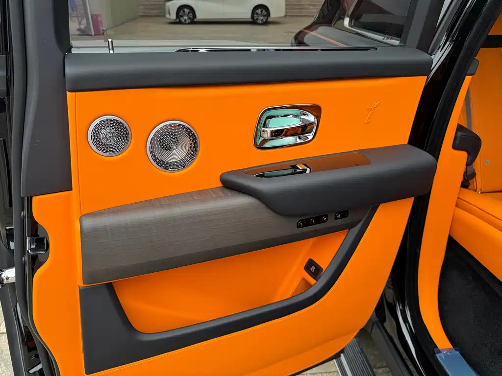 Rolls-Royce Cullinan 2024 мест
