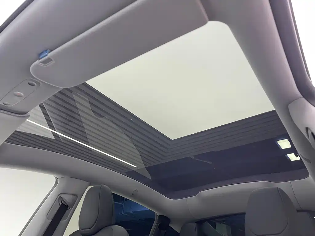 Tesla Model Y — миниатюра 14
