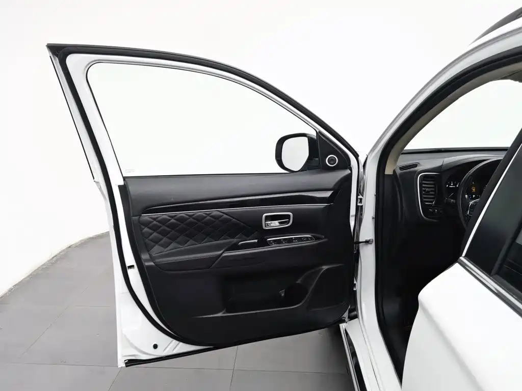 Mitsubishi Outlander — миниатюра 8