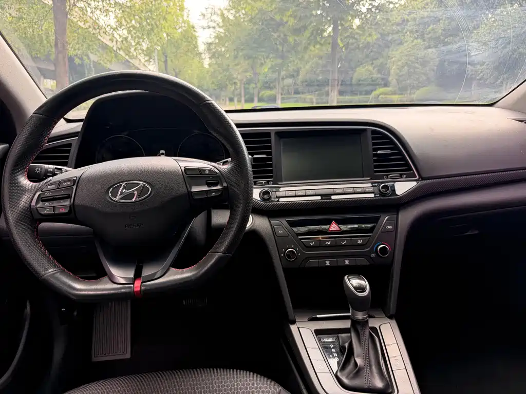 Hyundai Elantra — миниатюра 8