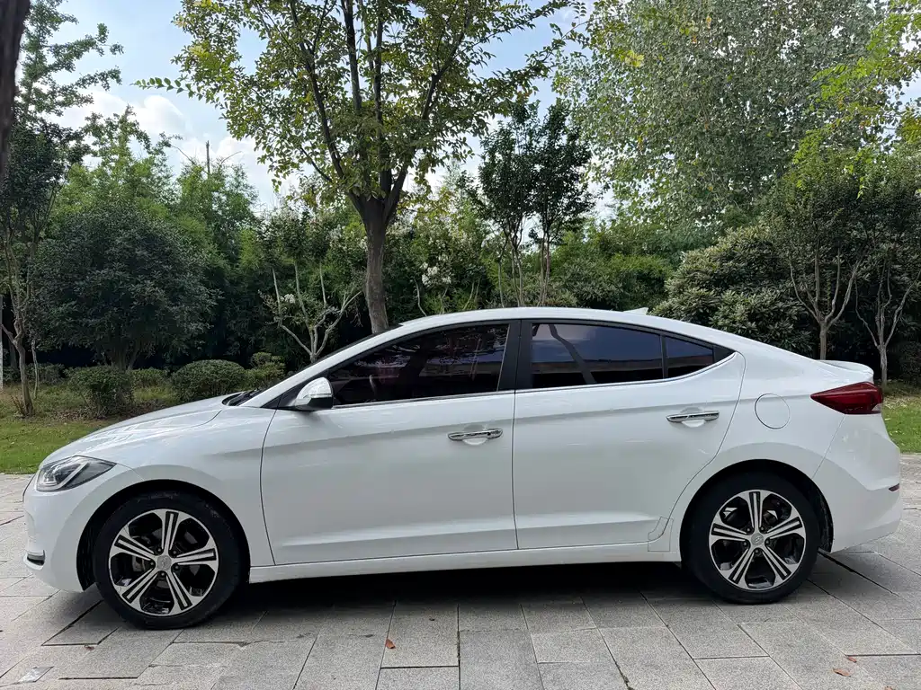 Hyundai Elantra — миниатюра 3