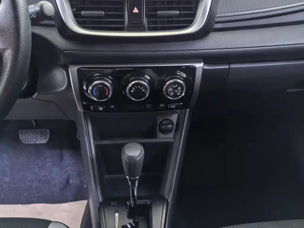 Toyota Yaris L — миниатюра 10