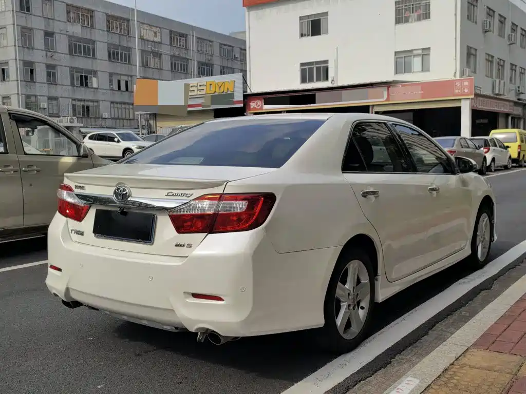 Toyota Camry — миниатюра 9