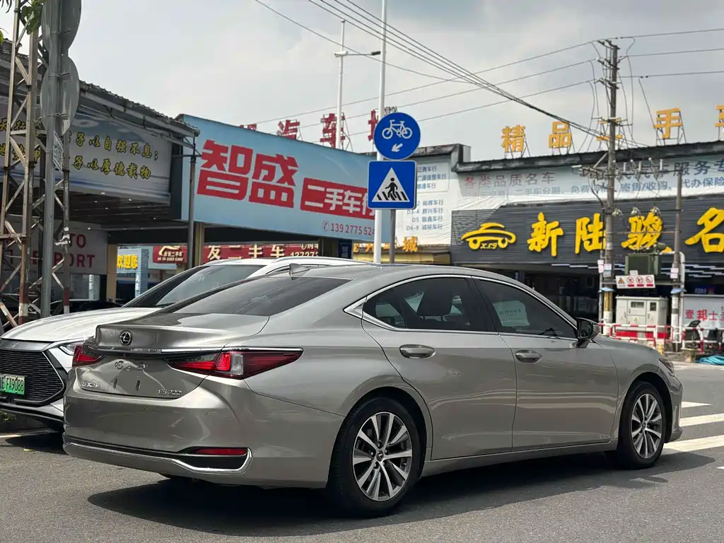 LEXUS  ES