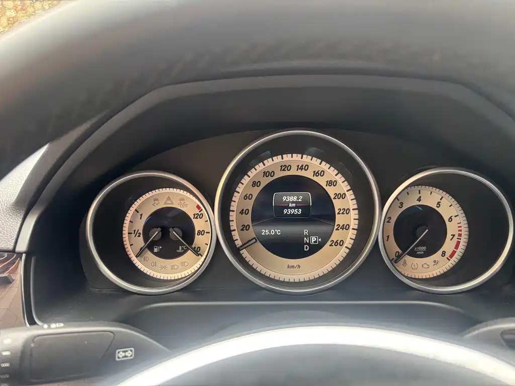 Mercedes-Benz E-Class — миниатюра 9
