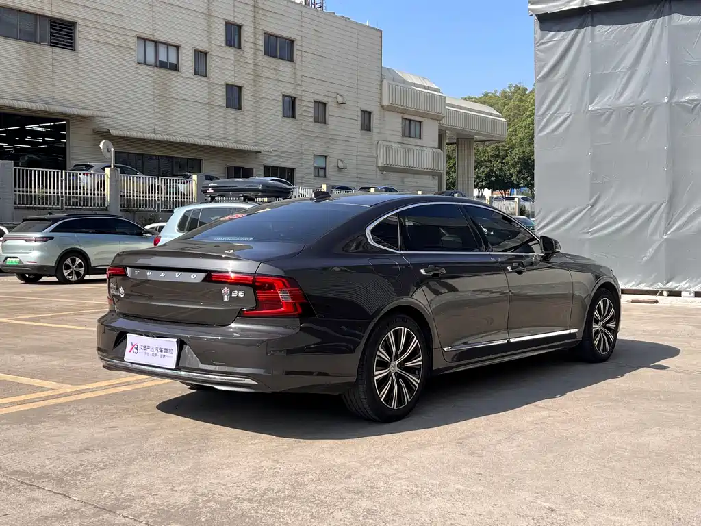 VOLVO S90