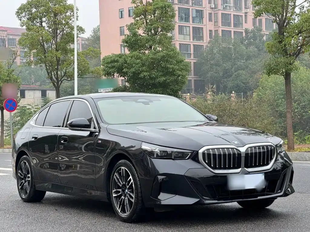 BMW 5 Series — миниатюра 7