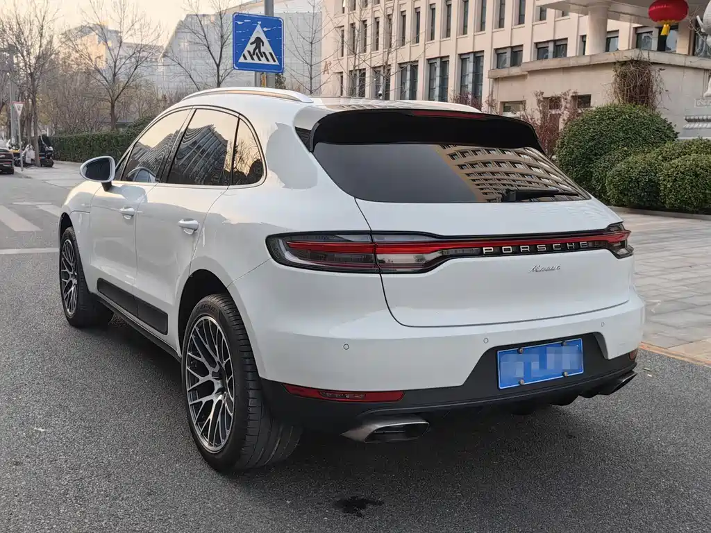 PORSCHE MACAN