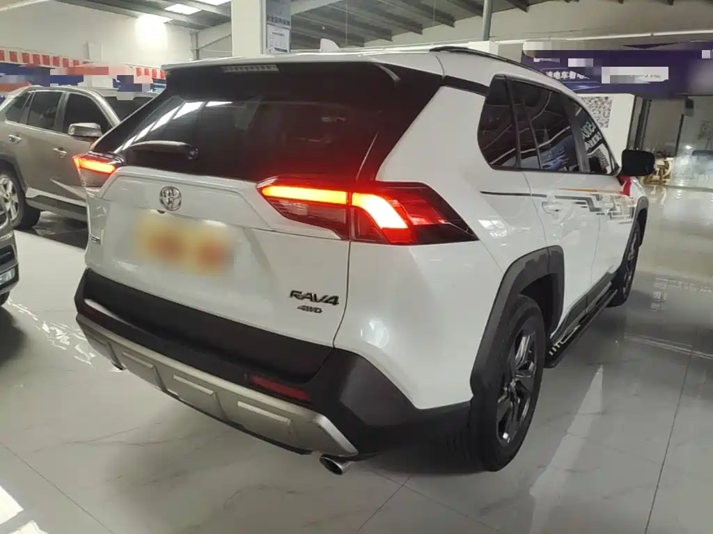 Toyota RAV4 — миниатюра 7