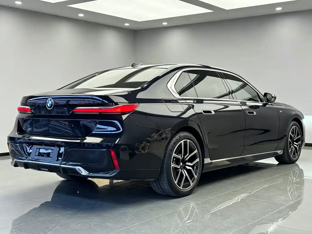 BMW 7 Series — миниатюра 9