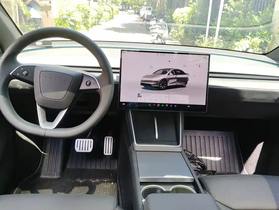 Tesla Model Y L — миниатюра 12