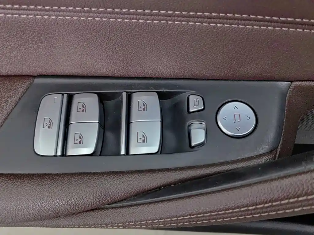 BMW 5 Series — миниатюра 9