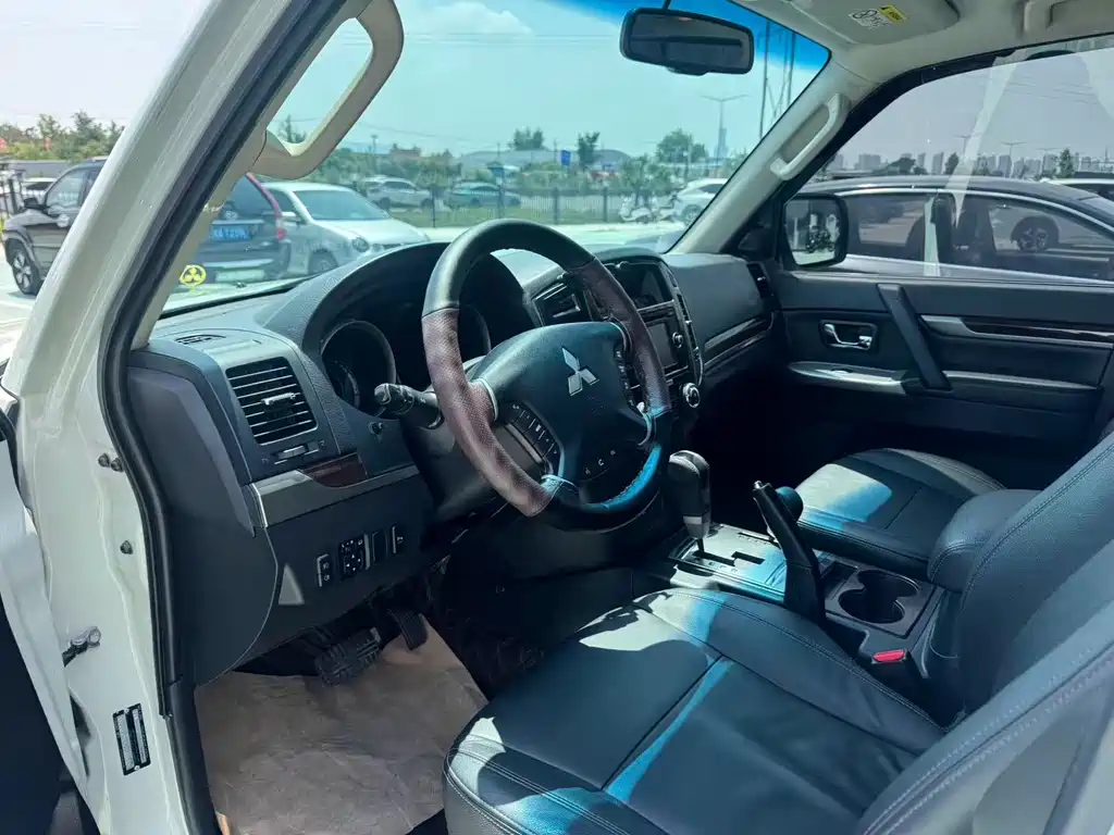 Mitsubishi Pajero (Import) — миниатюра 4