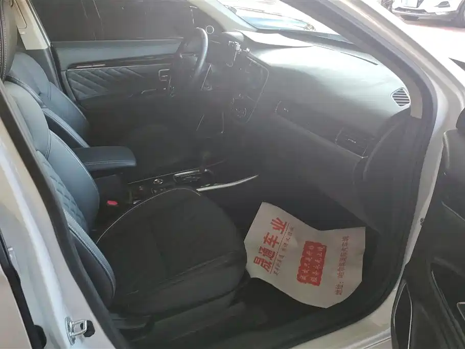 MITSUBISHI OUTLANDER