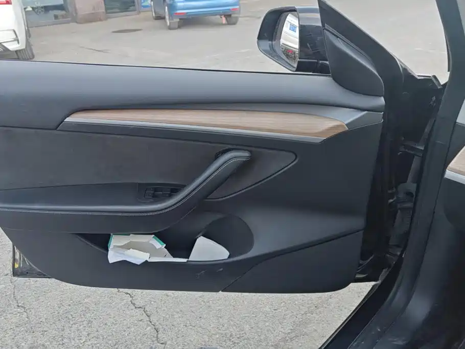 Tesla Model 3 — миниатюра 7