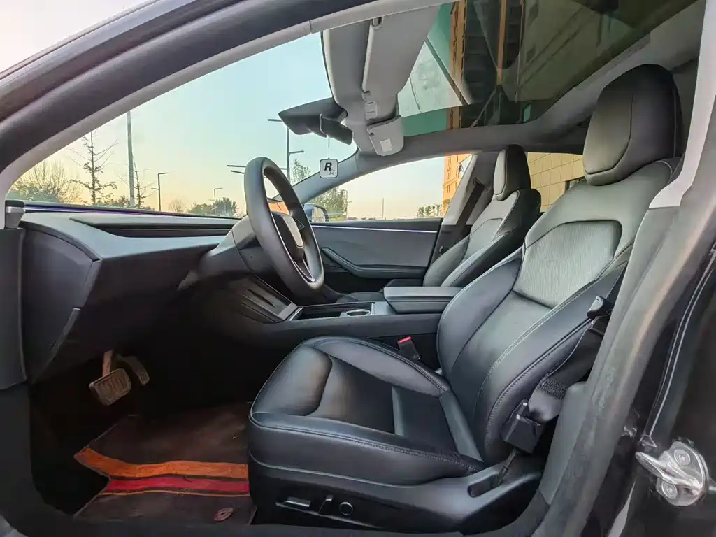 Tesla Model 3 — миниатюра 4