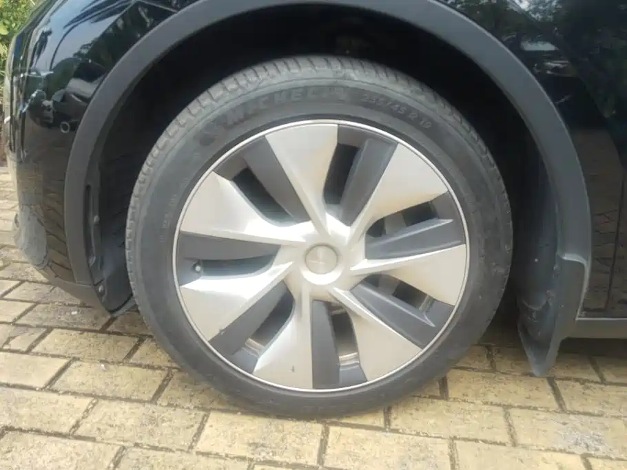 Tesla Model Y — миниатюра 6