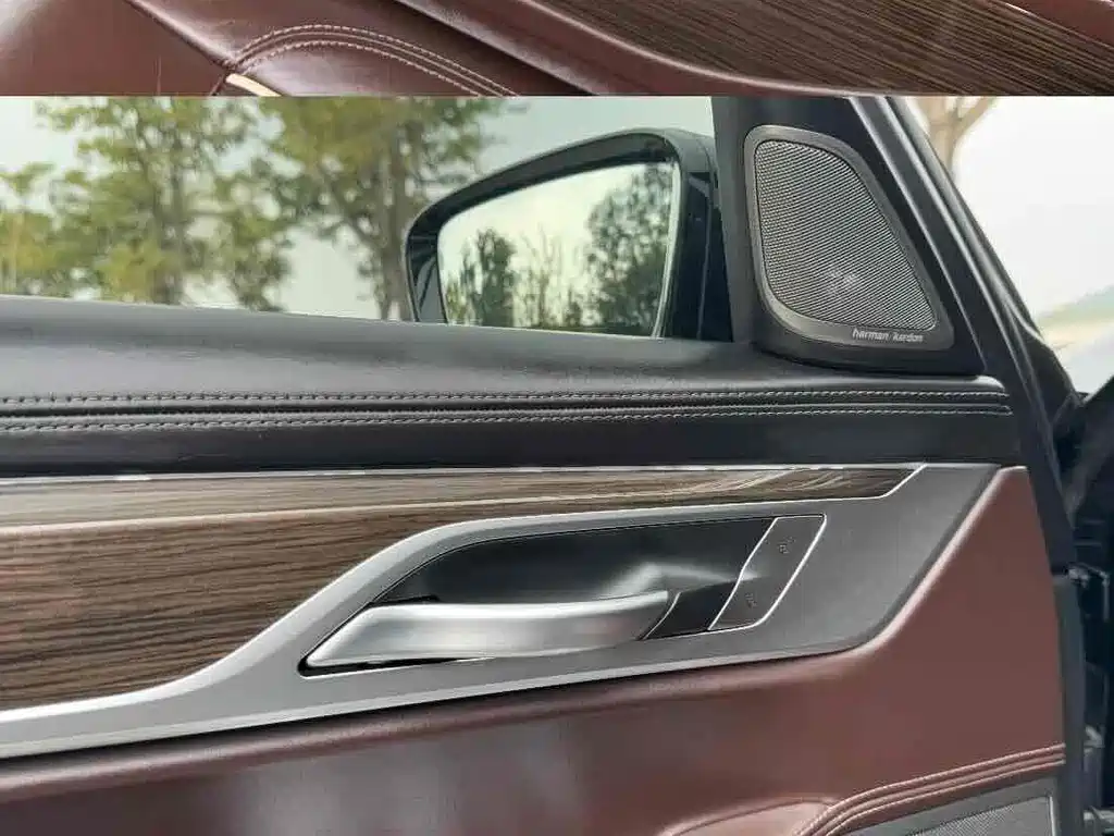 BMW 7 Series — миниатюра 9