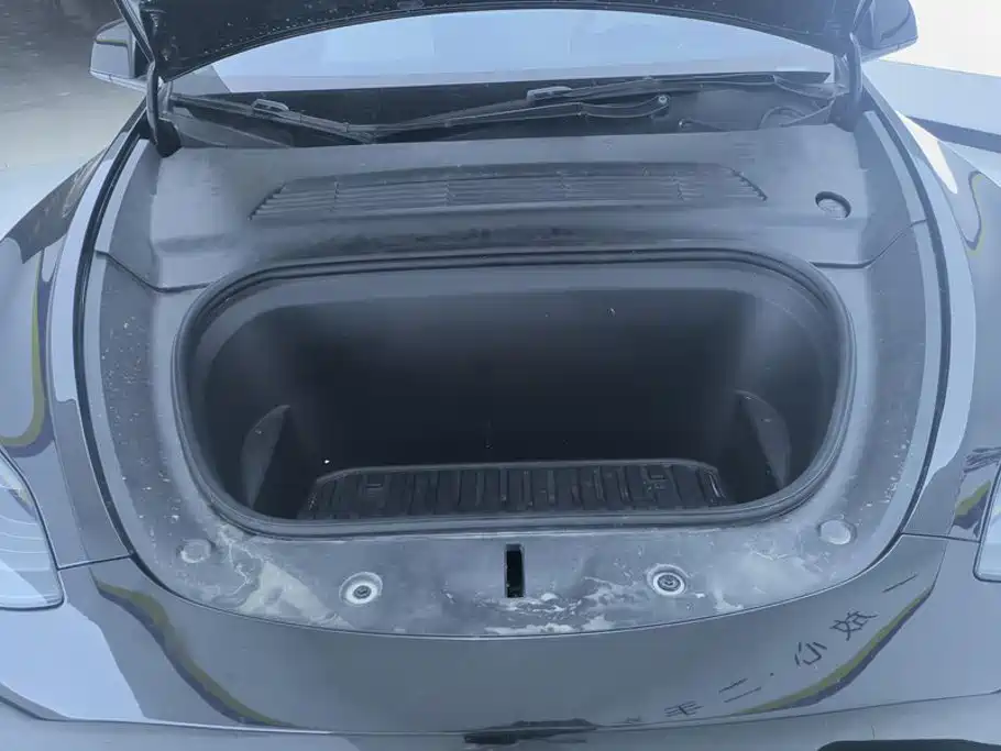 Tesla Model Y — миниатюра 10
