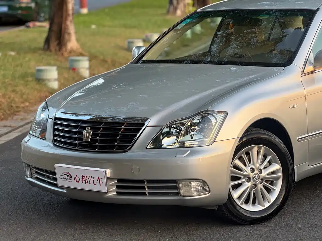 Toyota Crown — миниатюра 6