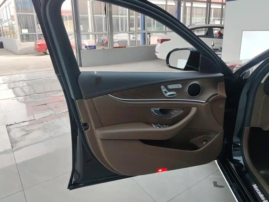 Mercedes-Benz E-Class — миниатюра 7