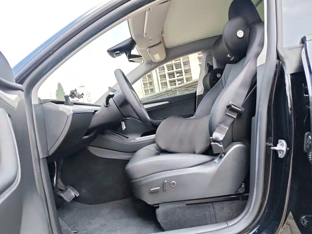 Tesla Model Y — миниатюра 16