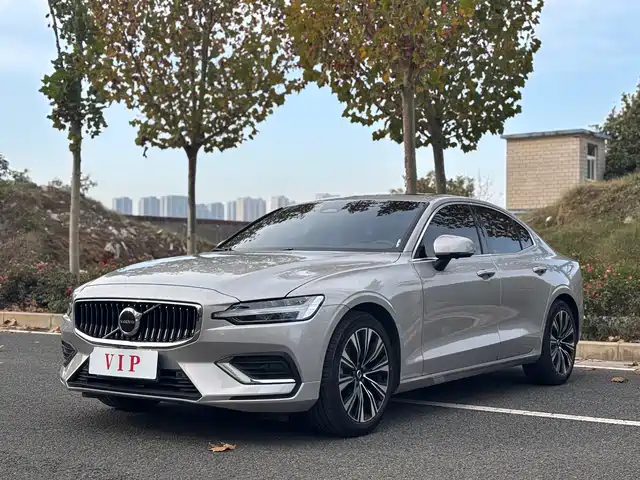 VOLVO S60 2025
