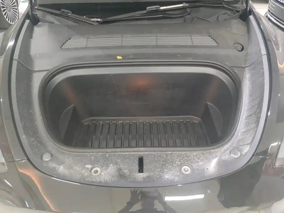 Tesla Model Y — миниатюра 10