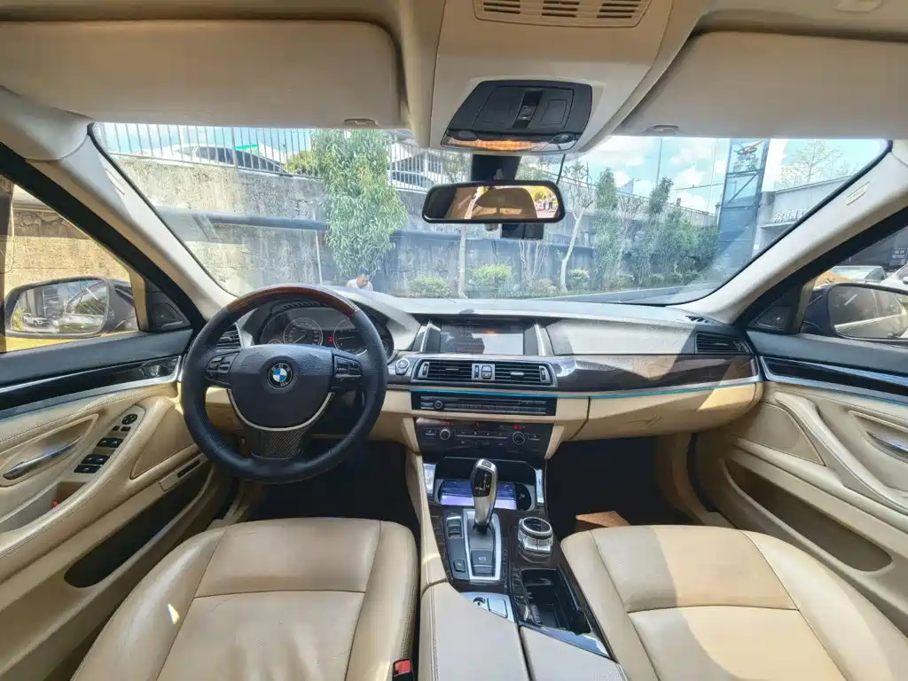 BMW 5 Series — миниатюра 7