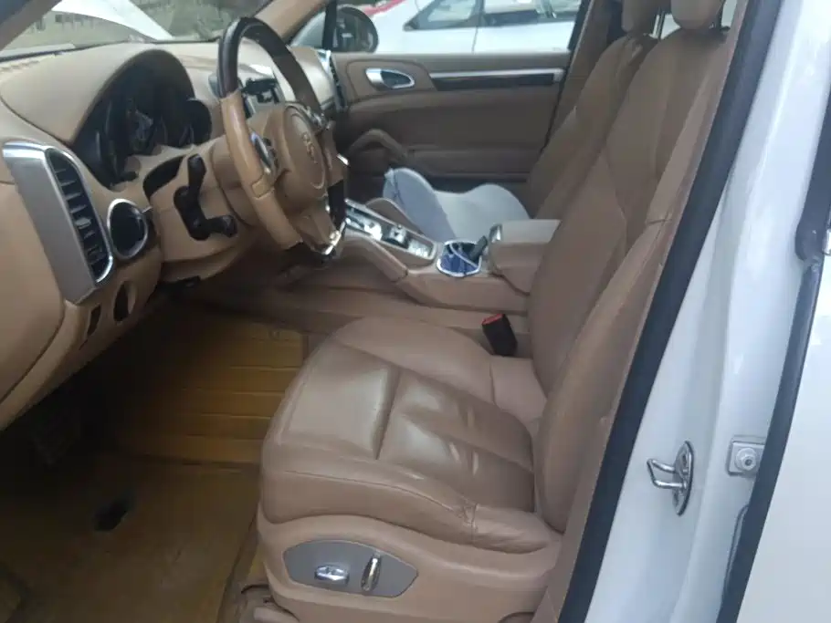 Porsche Cayenne — миниатюра 9