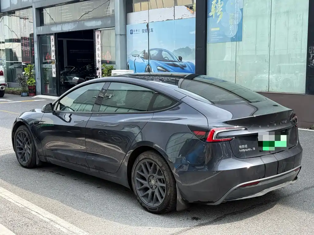 Tesla Model 3 — миниатюра 10