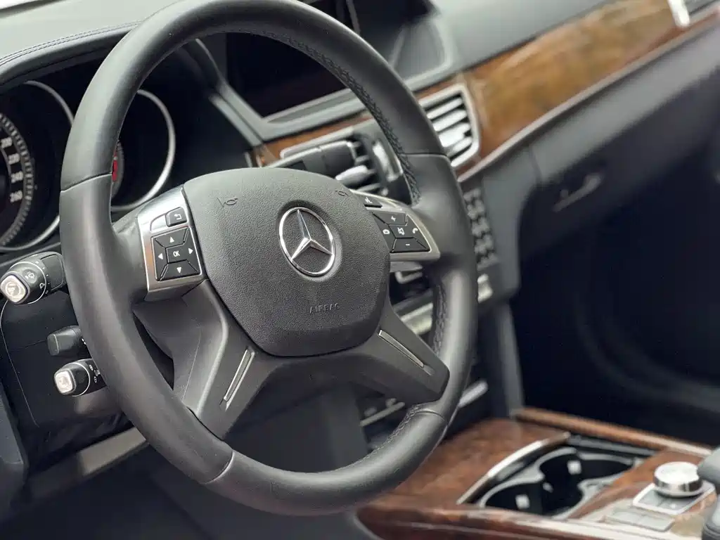 Mercedes-Benz E-Class — миниатюра 9