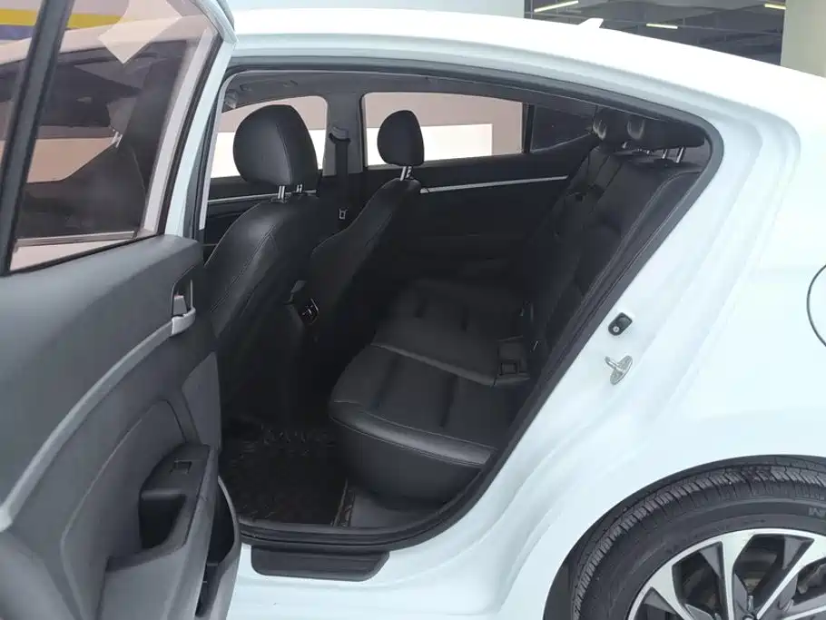 Hyundai Elantra — миниатюра 11