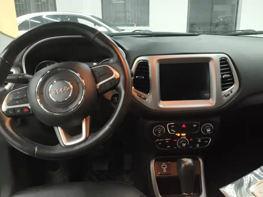 Jeep Compass — миниатюра 12