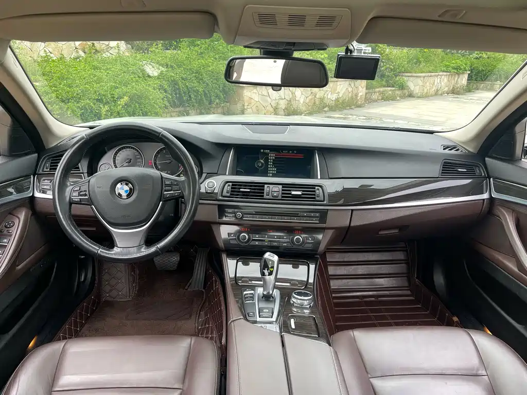 BMW 5 Series — миниатюра 11
