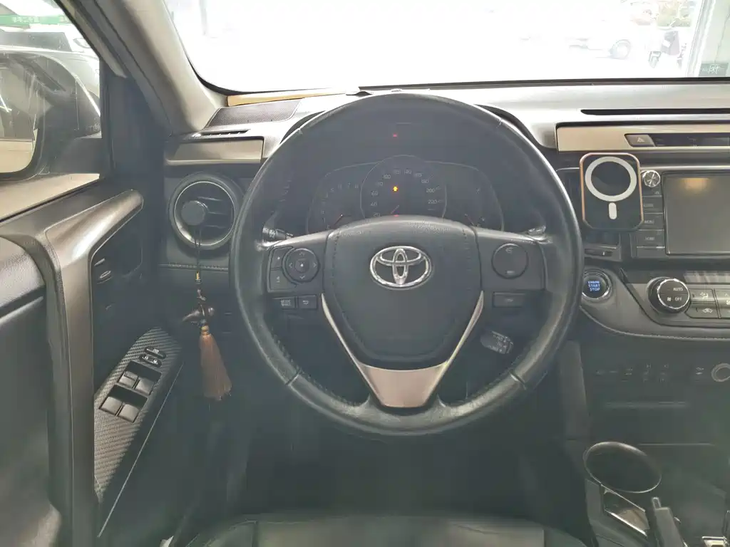 Toyota RAV4 — миниатюра 8