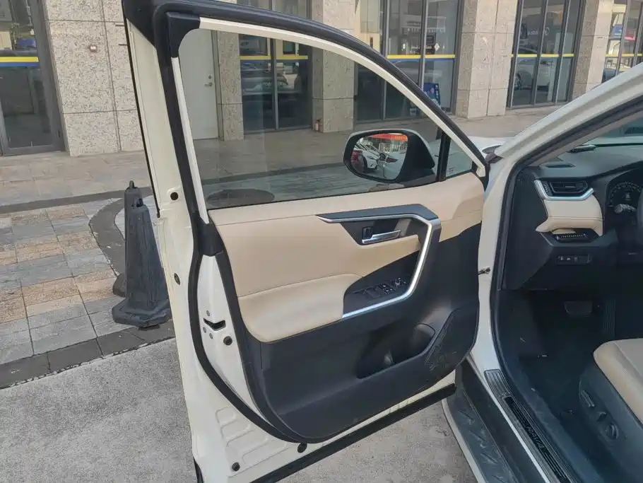 Toyota RAV4 — миниатюра 7
