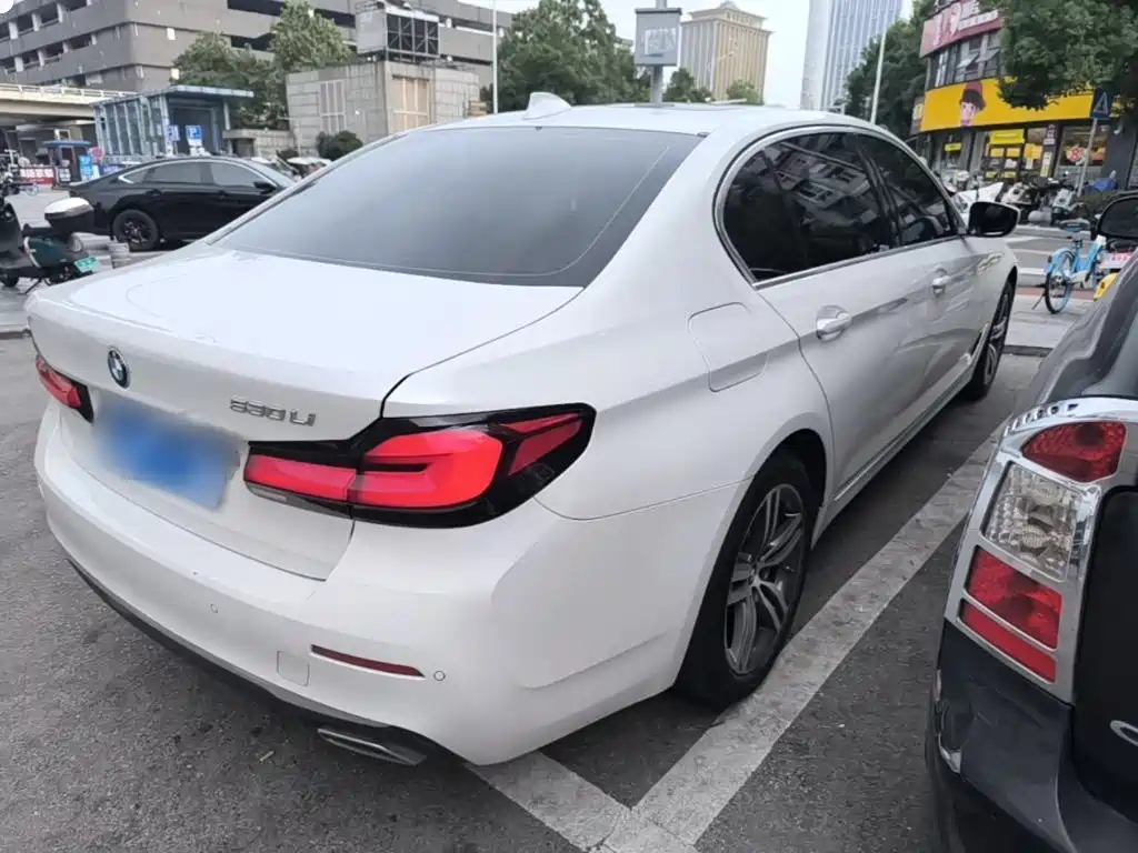 BMW 5 Series — миниатюра 7