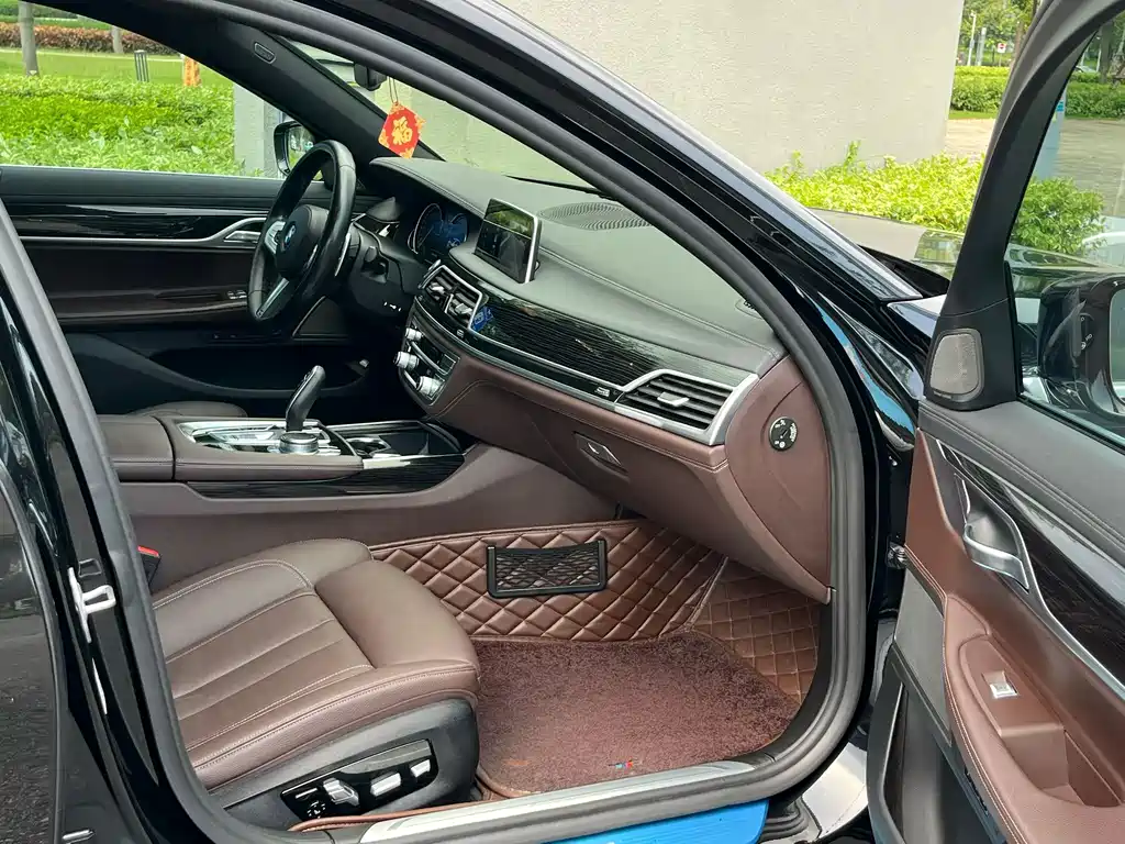 BMW 7 Series — миниатюра 9