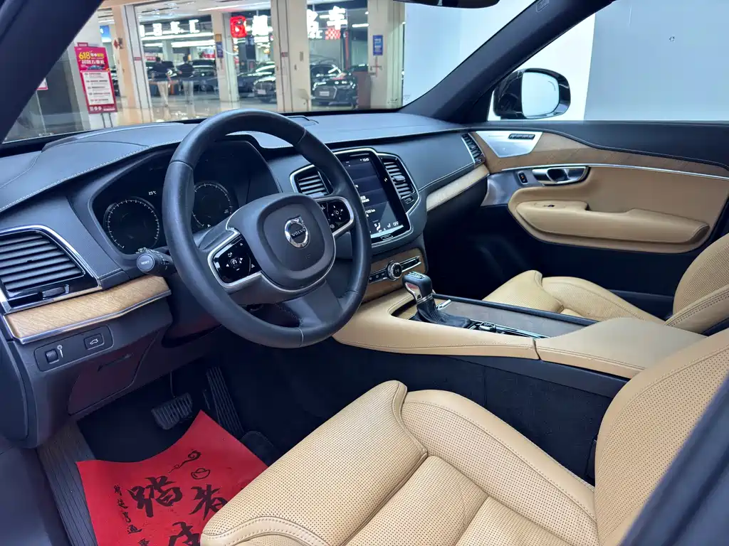 Volvo XC90 2018 T6 7 мест