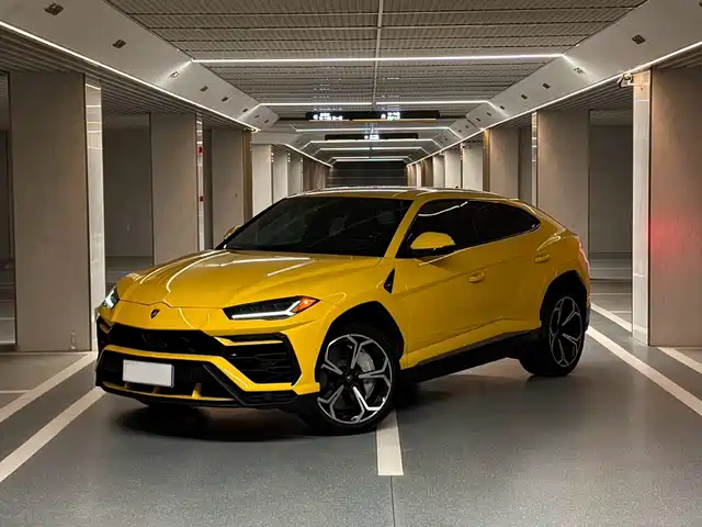 LAMBORGHINI URUS 2018