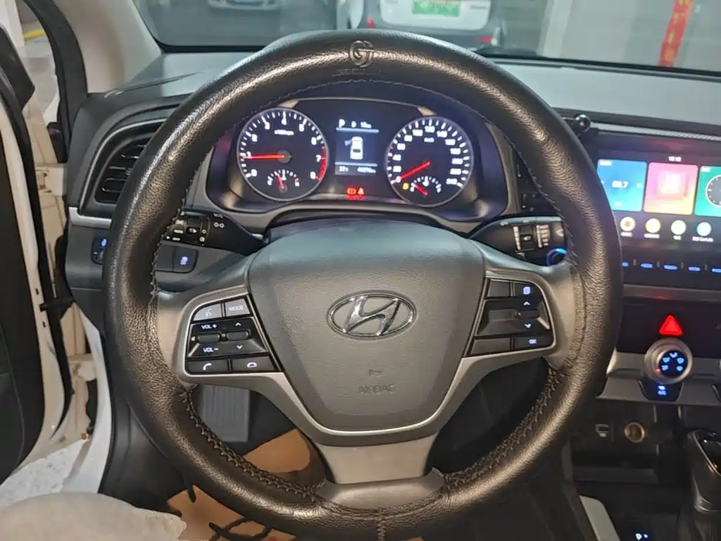 Hyundai Elantra — миниатюра 11