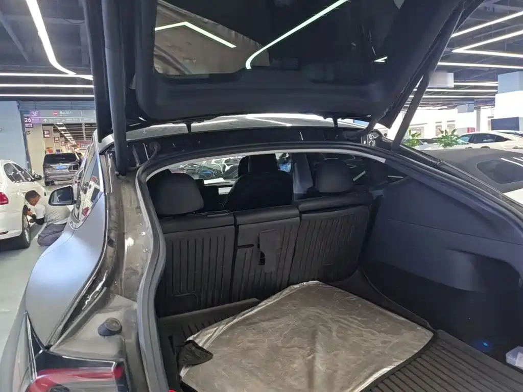 Tesla Model Y — миниатюра 19