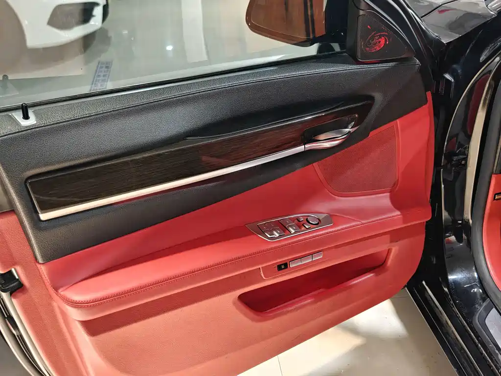 BMW 7 Series — миниатюра 8